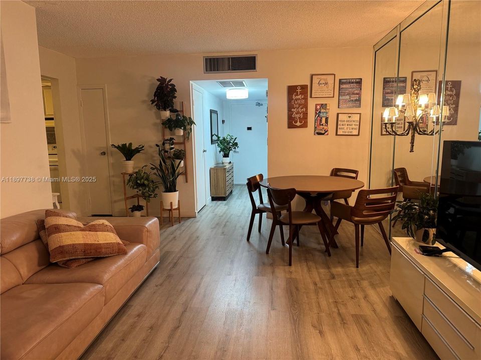 На продажу: $195,000 (2 спален, 1 ванн, 1038 Квадратных фут)