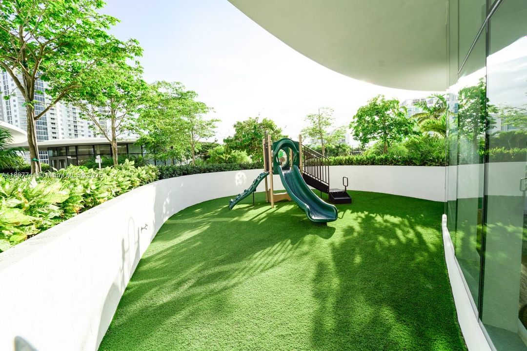 合同活跃: $5,850 (1 贝兹, 2 浴室, 1059 平方英尺)