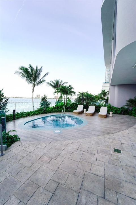 合同活跃: $5,850 (1 贝兹, 2 浴室, 1059 平方英尺)