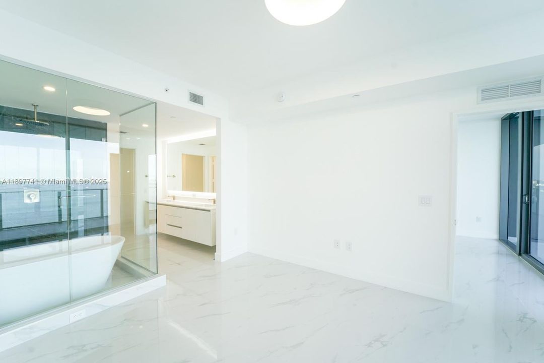 合同活跃: $5,850 (1 贝兹, 2 浴室, 1059 平方英尺)