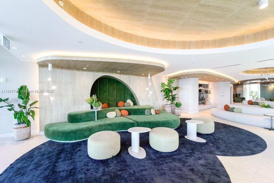 合同活跃: $5,850 (1 贝兹, 2 浴室, 1059 平方英尺)