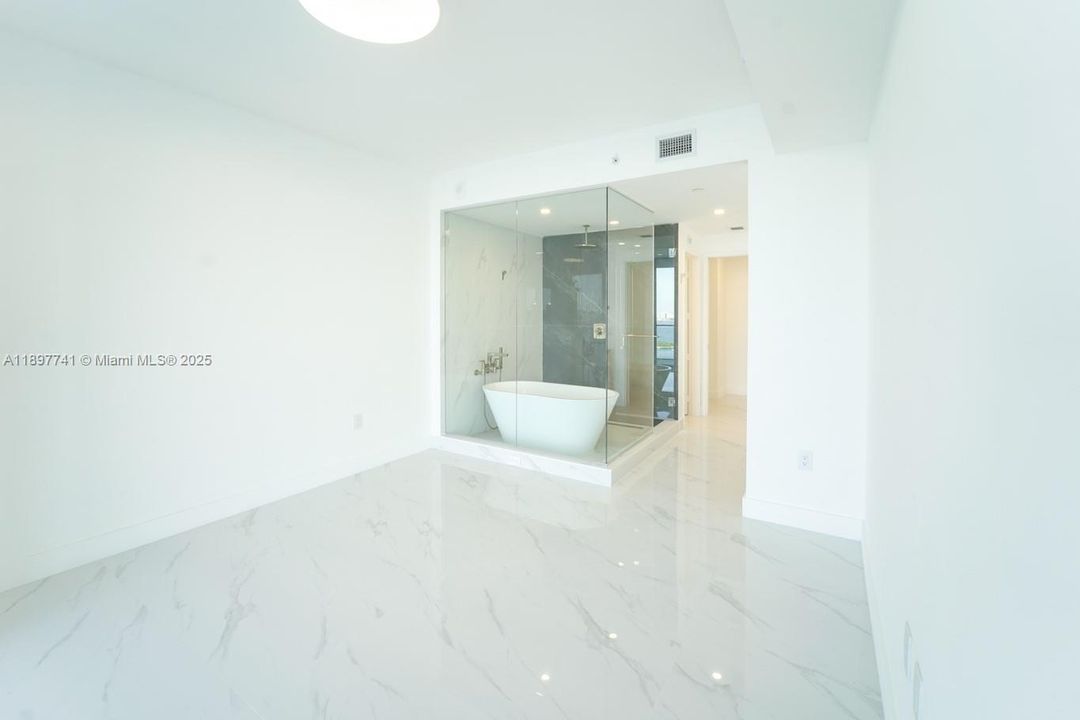 合同活跃: $5,850 (1 贝兹, 2 浴室, 1059 平方英尺)