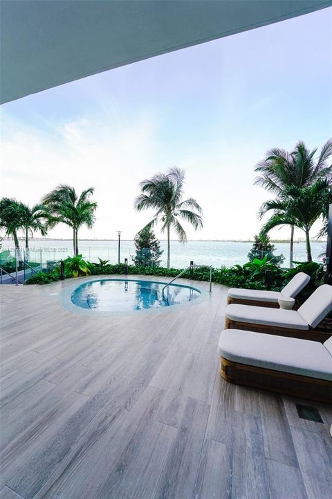 合同活跃: $5,850 (1 贝兹, 2 浴室, 1059 平方英尺)