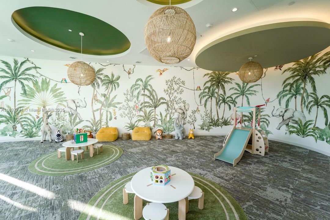 合同活跃: $5,850 (1 贝兹, 2 浴室, 1059 平方英尺)