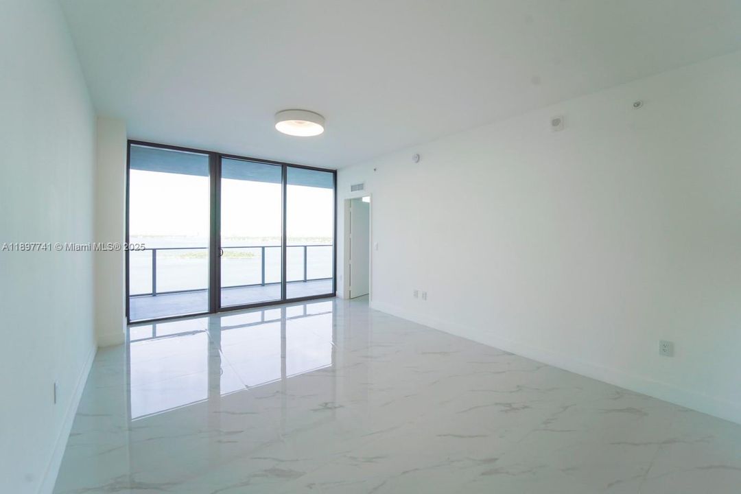 合同活跃: $5,850 (1 贝兹, 2 浴室, 1059 平方英尺)