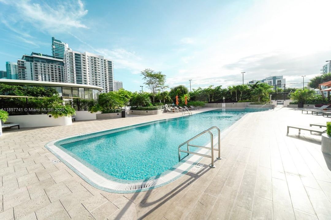 合同活跃: $5,850 (1 贝兹, 2 浴室, 1059 平方英尺)