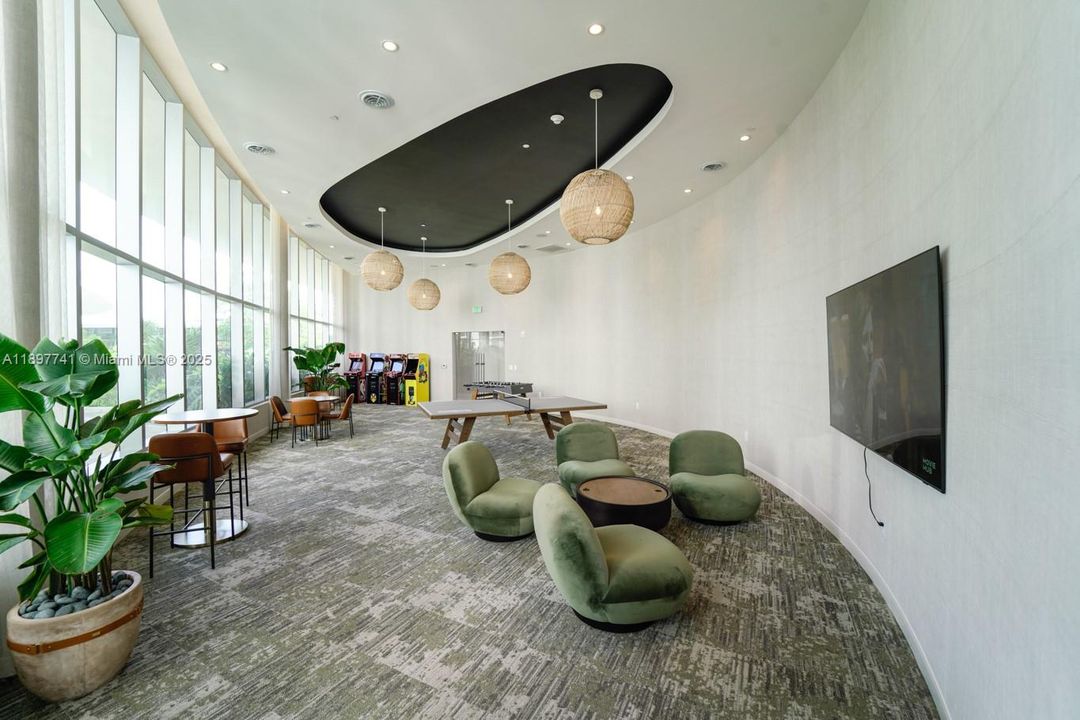 合同活跃: $5,850 (1 贝兹, 2 浴室, 1059 平方英尺)