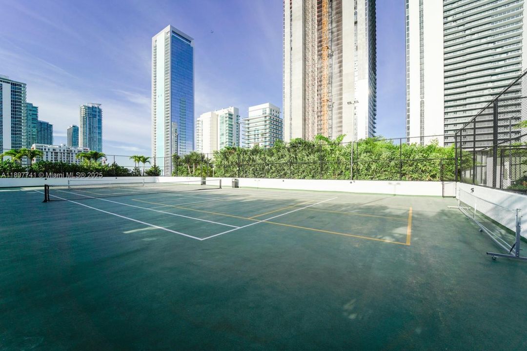 合同活跃: $5,850 (1 贝兹, 2 浴室, 1059 平方英尺)