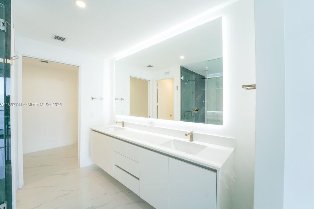 合同活跃: $5,850 (1 贝兹, 2 浴室, 1059 平方英尺)