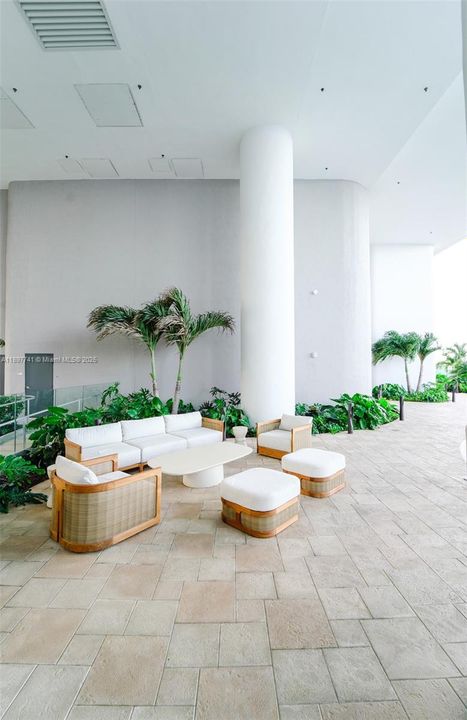 合同活跃: $5,850 (1 贝兹, 2 浴室, 1059 平方英尺)