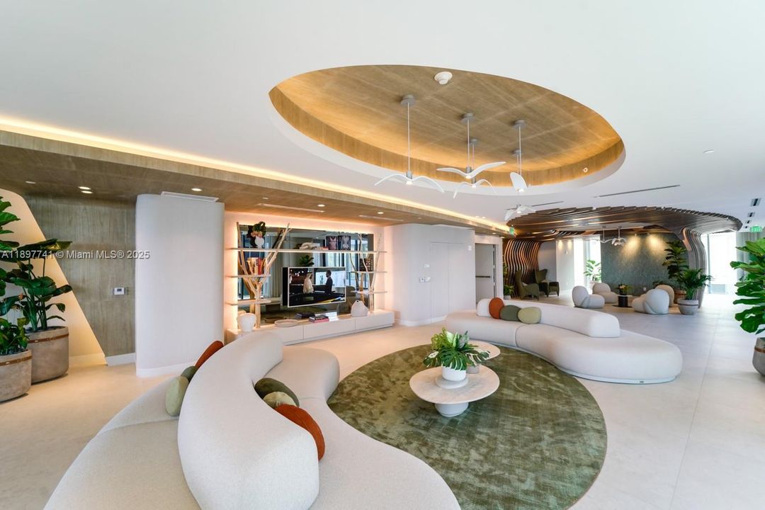 合同活跃: $5,850 (1 贝兹, 2 浴室, 1059 平方英尺)