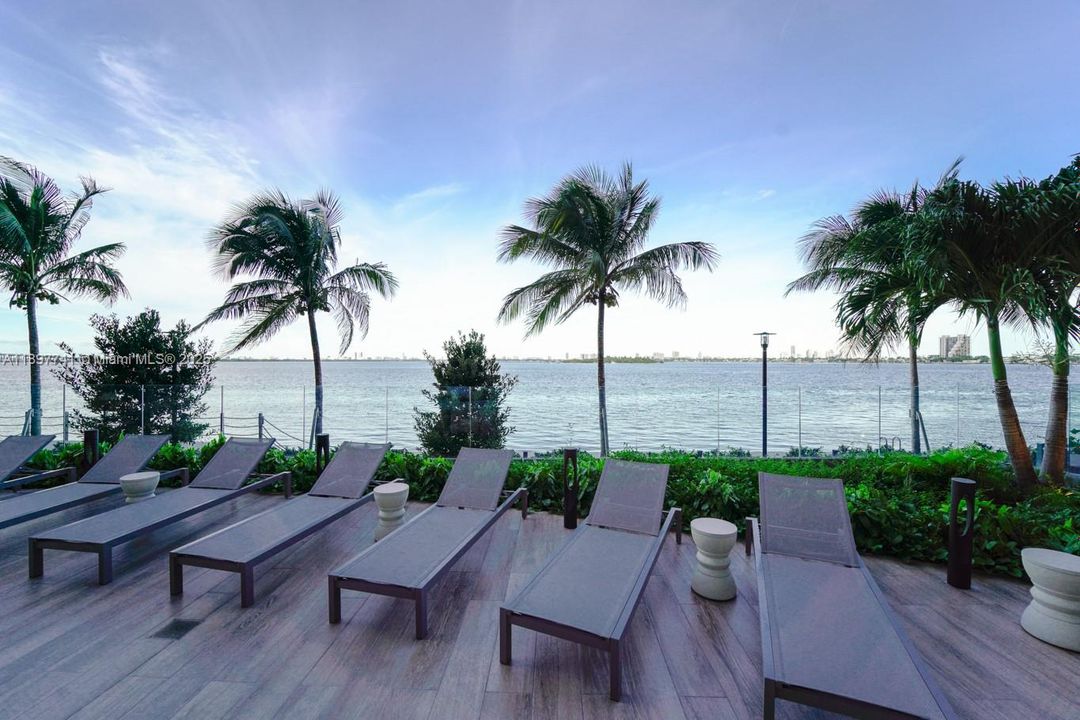 合同活跃: $5,850 (1 贝兹, 2 浴室, 1059 平方英尺)