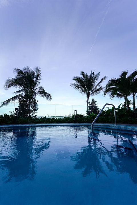 合同活跃: $5,850 (1 贝兹, 2 浴室, 1059 平方英尺)