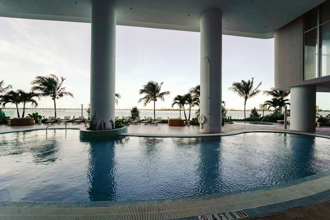 合同活跃: $5,850 (1 贝兹, 2 浴室, 1059 平方英尺)