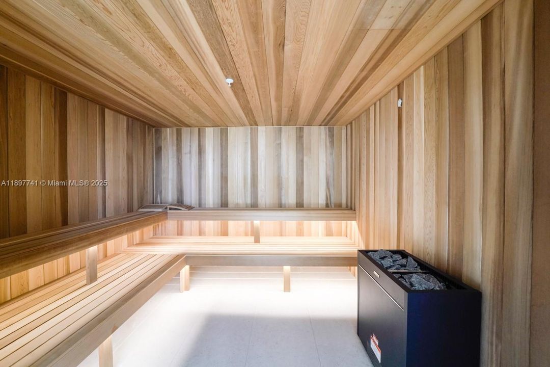 合同活跃: $5,850 (1 贝兹, 2 浴室, 1059 平方英尺)