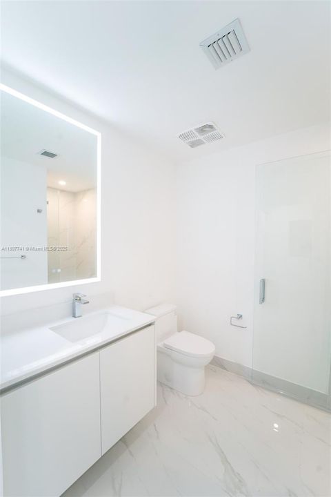 合同活跃: $5,850 (1 贝兹, 2 浴室, 1059 平方英尺)