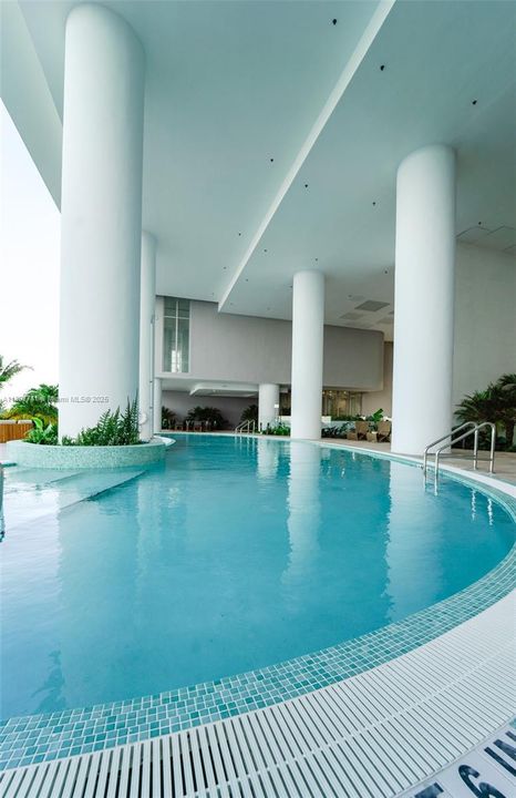 合同活跃: $5,850 (1 贝兹, 2 浴室, 1059 平方英尺)