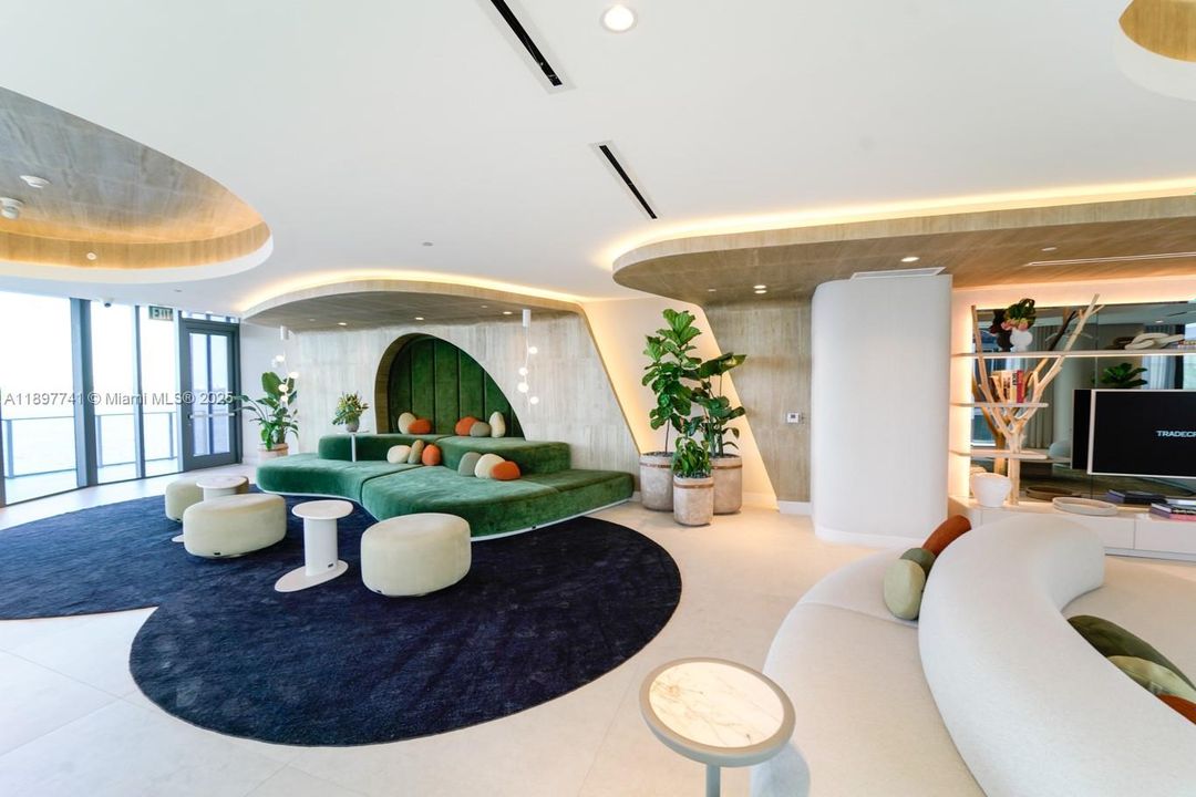 合同活跃: $5,850 (1 贝兹, 2 浴室, 1059 平方英尺)