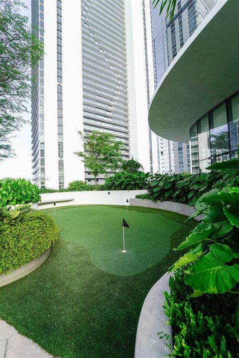 合同活跃: $5,850 (1 贝兹, 2 浴室, 1059 平方英尺)