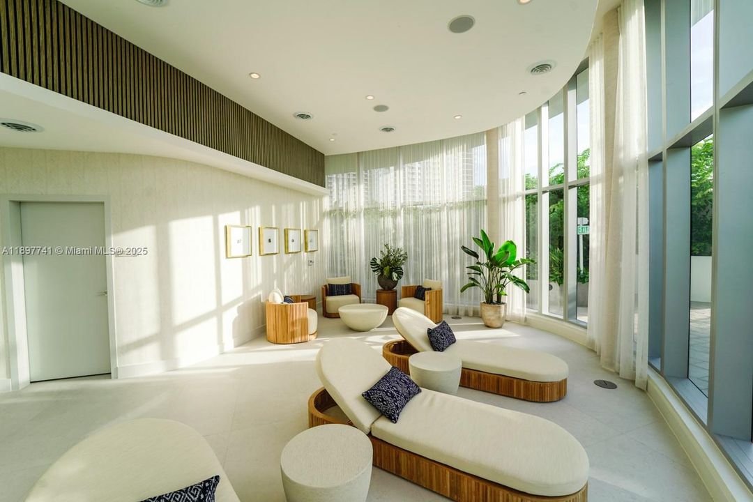 合同活跃: $5,850 (1 贝兹, 2 浴室, 1059 平方英尺)