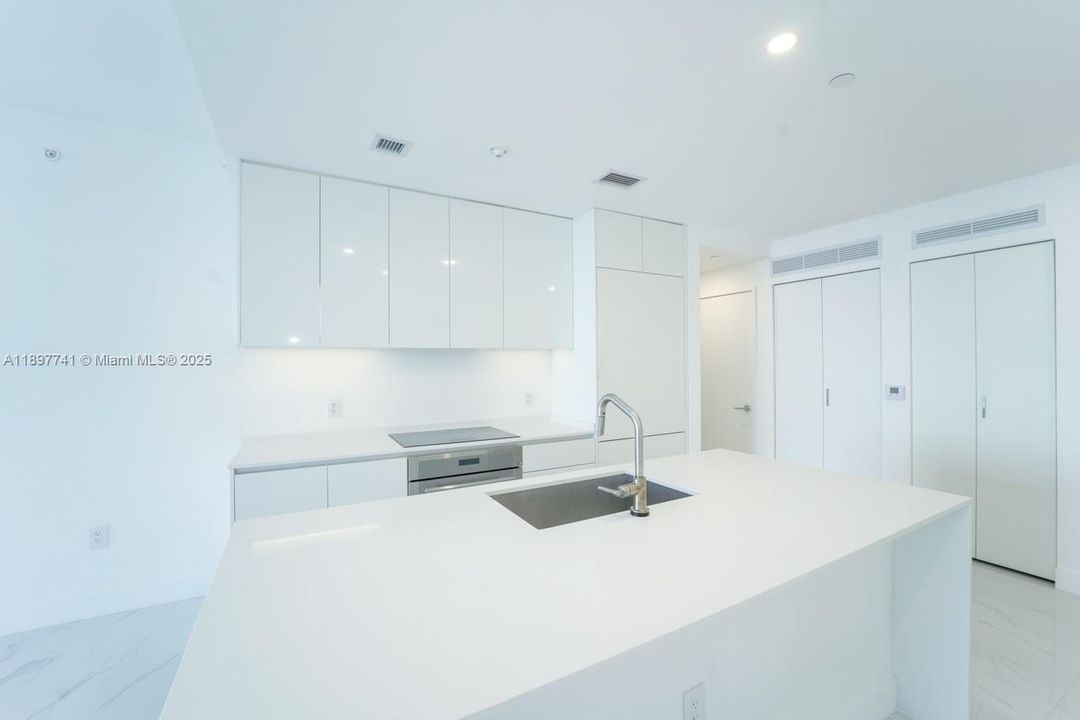 合同活跃: $5,850 (1 贝兹, 2 浴室, 1059 平方英尺)