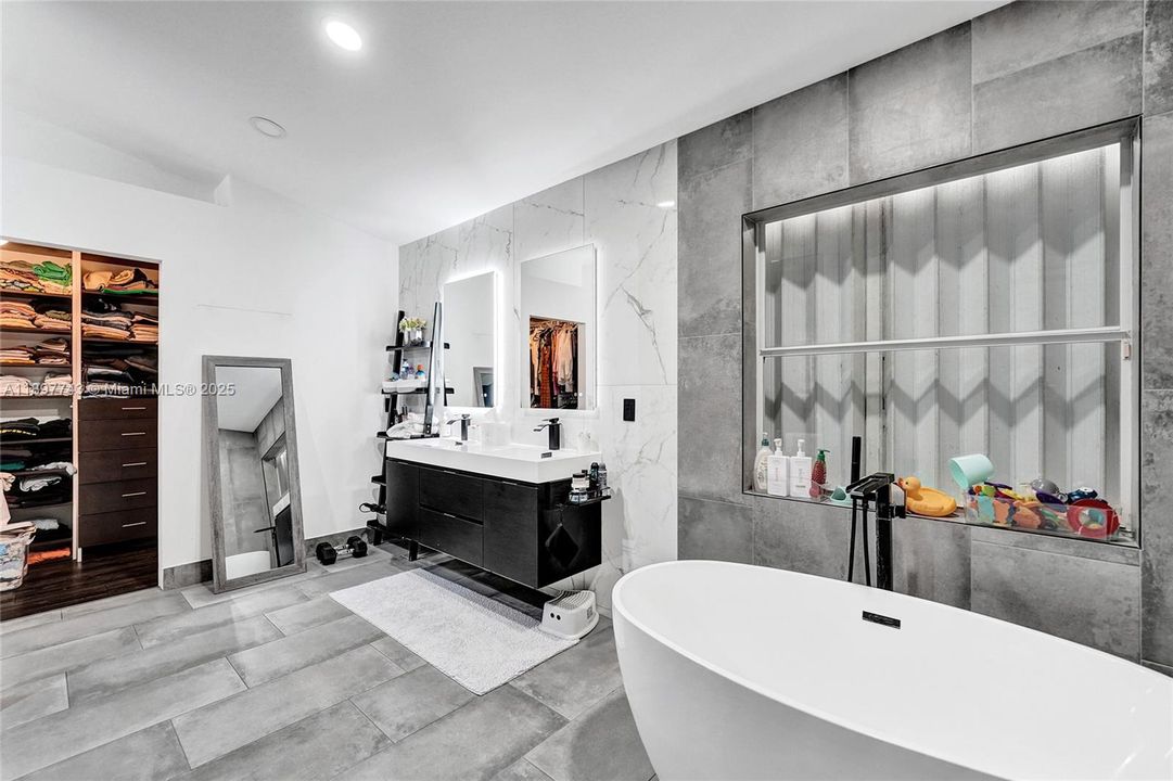 For Sale: $849,000 (4 beds, 2 baths, 1852 Square Feet)