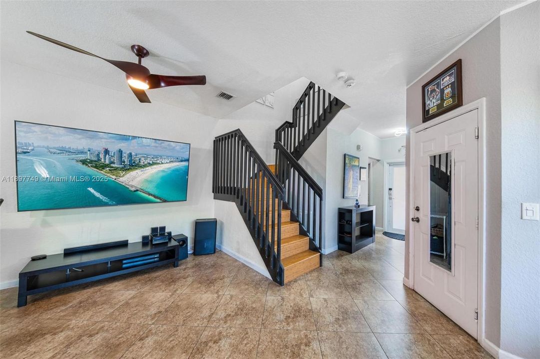 合同活跃: $450,000 (4 贝兹, 2 浴室, 1848 平方英尺)