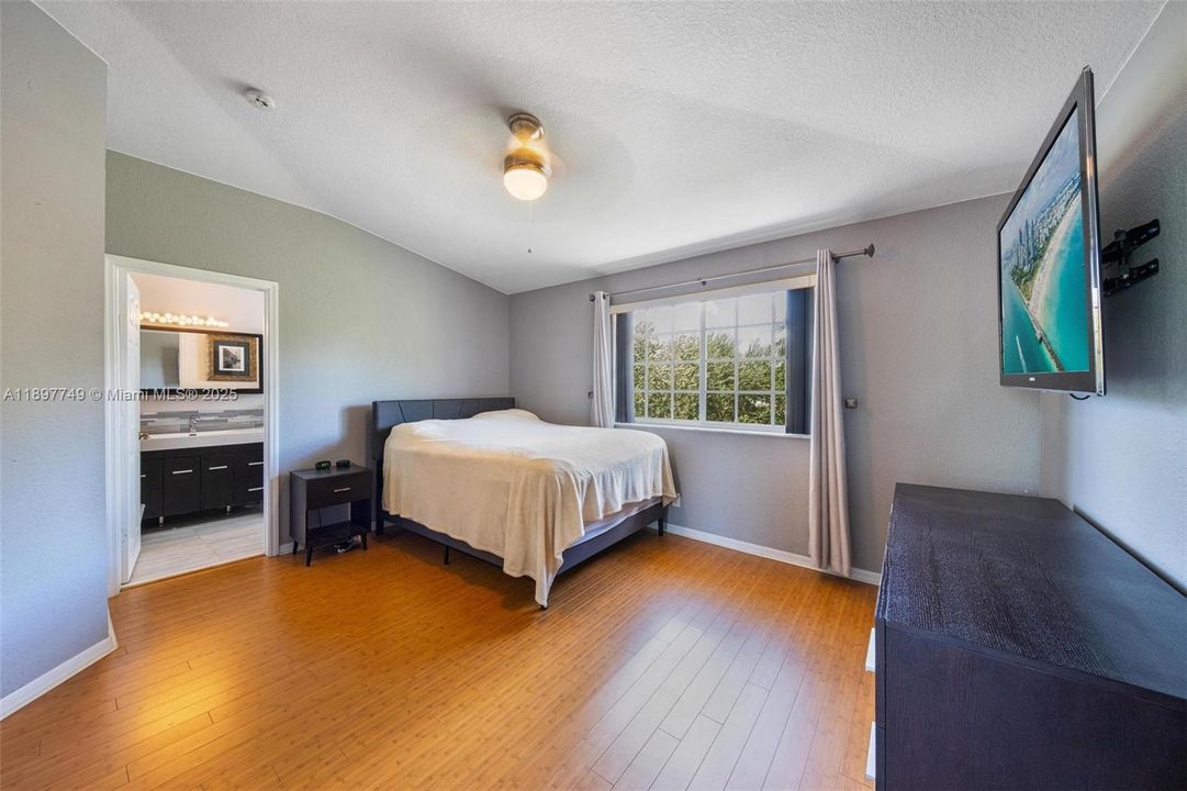 合同活跃: $450,000 (4 贝兹, 2 浴室, 1848 平方英尺)