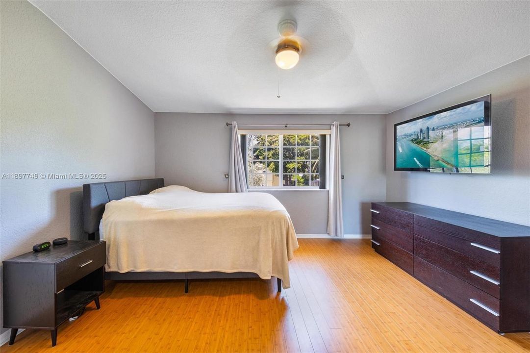 合同活跃: $450,000 (4 贝兹, 2 浴室, 1848 平方英尺)