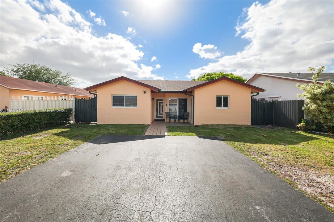 待售: $549,000 (2 贝兹, 2 浴室, 1255 平方英尺)