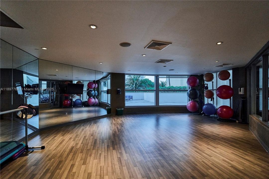 Recently Rented: $7,300 (2 beds, 3 baths, 2115 Square Feet)