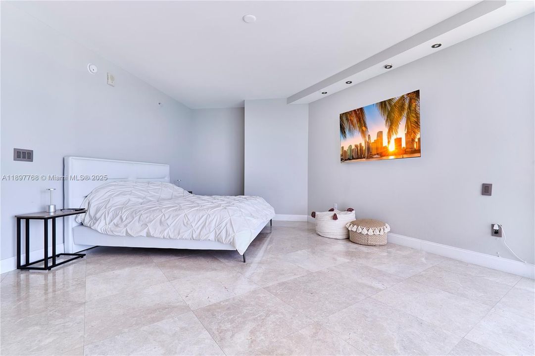 Recently Rented: $7,300 (2 beds, 3 baths, 2115 Square Feet)