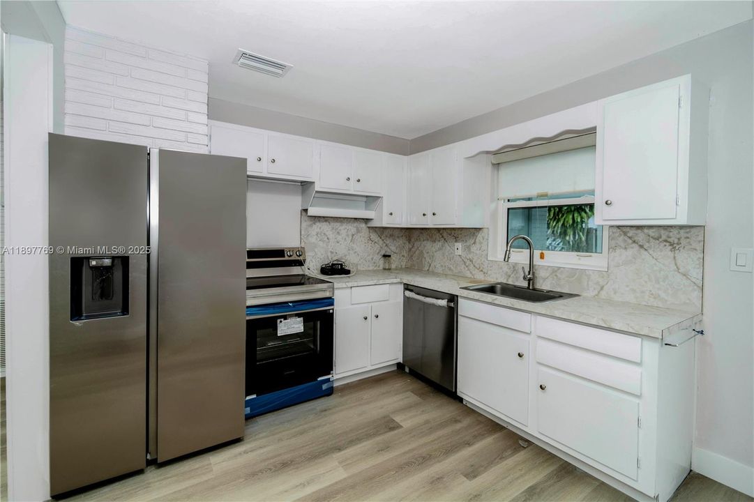 For Sale: $469,000 (4 beds, 2 baths, 1209 Square Feet)