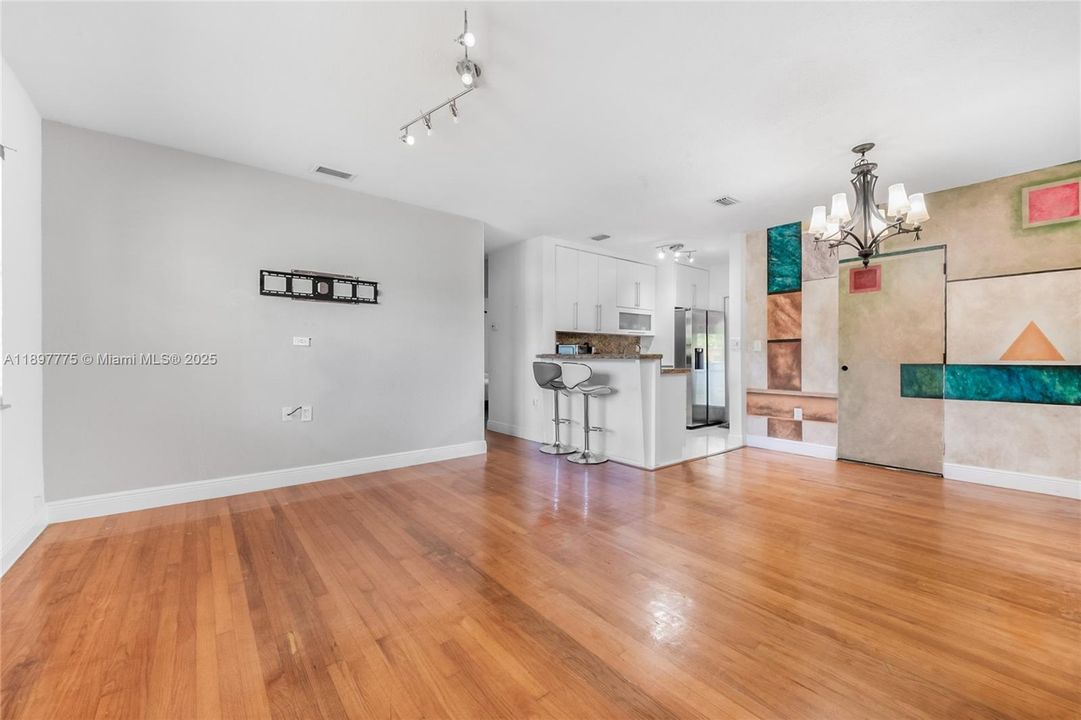 For Sale: $699,900 (2 beds, 1 baths, 1330 Square Feet)