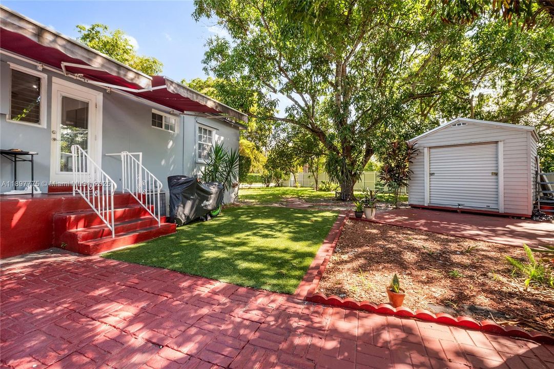 For Sale: $699,900 (2 beds, 1 baths, 1330 Square Feet)