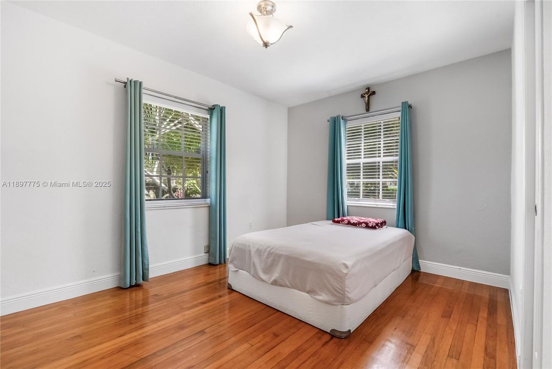 For Sale: $699,900 (2 beds, 1 baths, 1330 Square Feet)