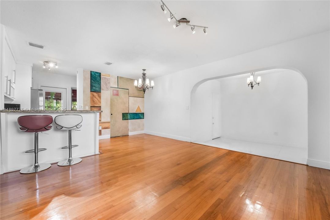 For Sale: $699,900 (2 beds, 1 baths, 1330 Square Feet)