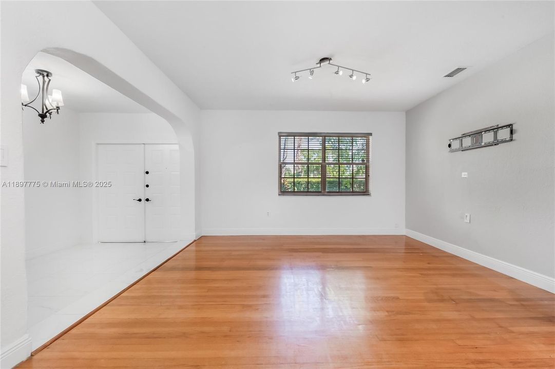 For Sale: $699,900 (2 beds, 1 baths, 1330 Square Feet)