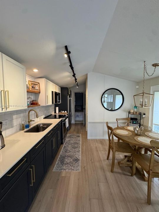 待售: $69,900 (2 贝兹, 1 浴室, 2990 平方英尺)