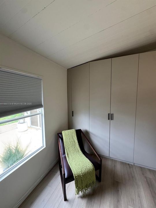 待售: $69,900 (2 贝兹, 1 浴室, 2990 平方英尺)