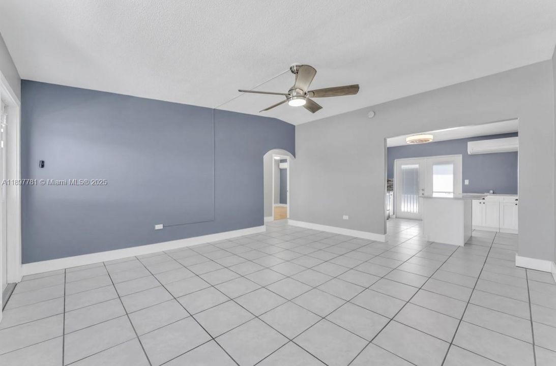 For Rent: $3,000 (2 beds, 1 baths, 900 Square Feet)