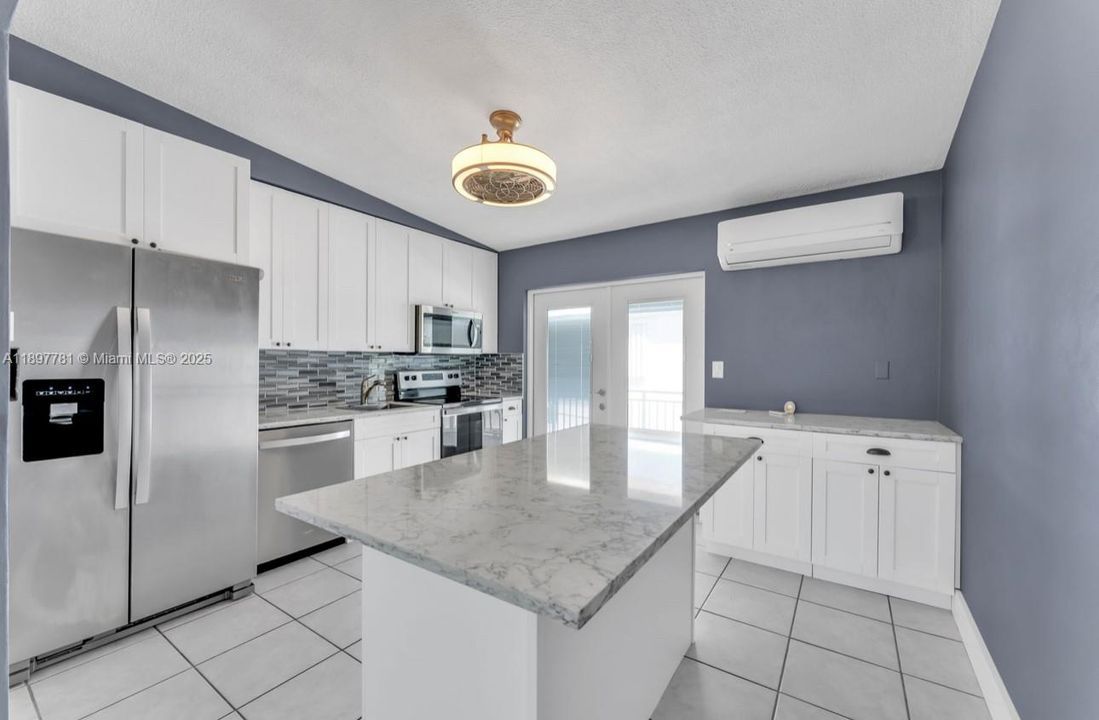 For Rent: $3,000 (2 beds, 1 baths, 900 Square Feet)