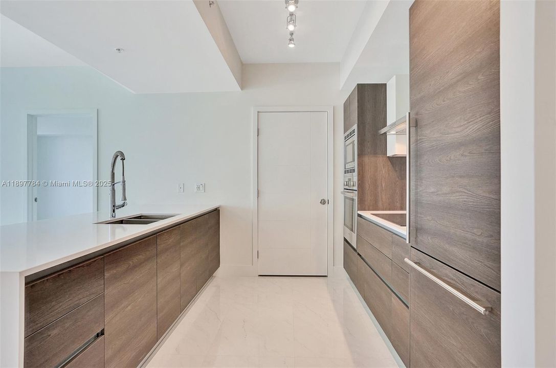 Active With Contract: $5,500 (2 beds, 2 baths, 1032 Square Feet)