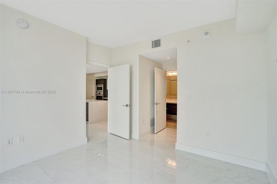 Active With Contract: $5,500 (2 beds, 2 baths, 1032 Square Feet)