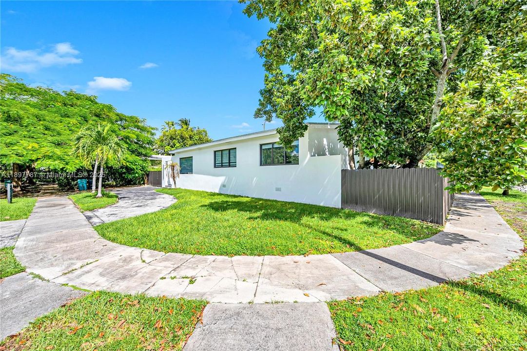 Active With Contract: $840,000 (4 beds, 3 baths, 2241 Square Feet)