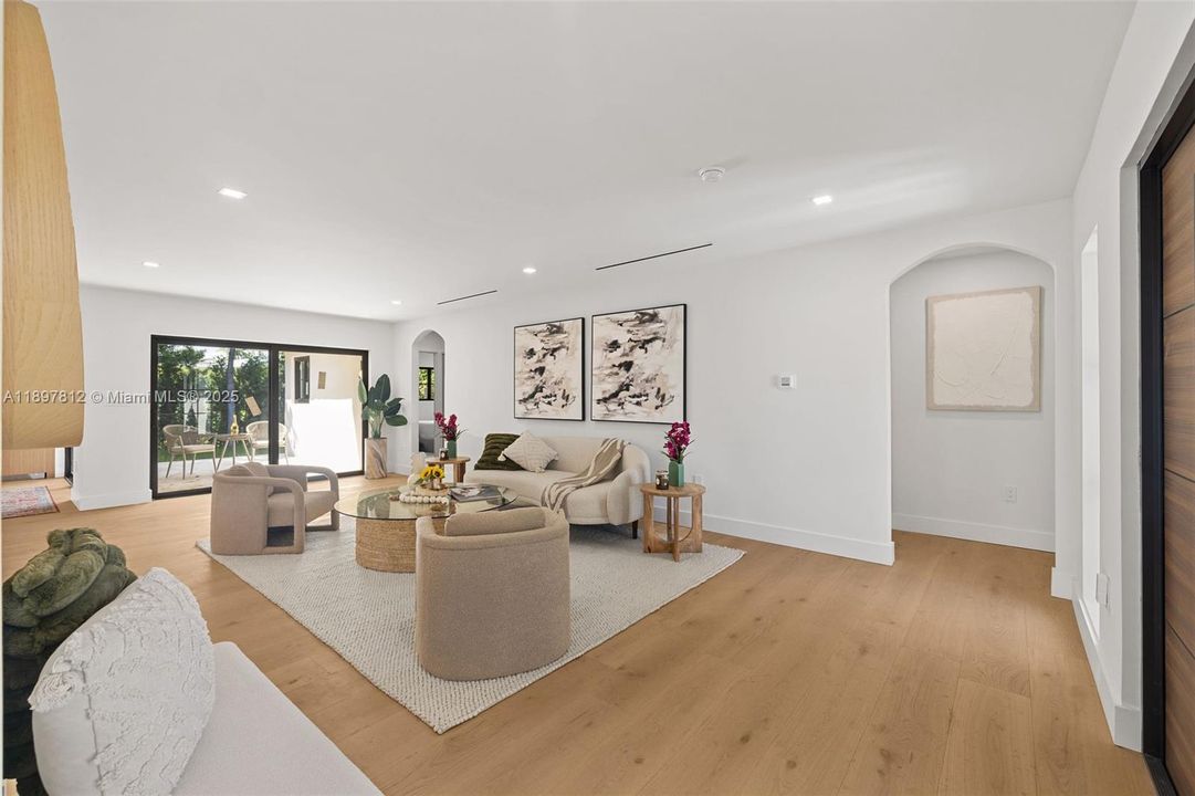 En Venta: $2,388,500 (4 camas, 3 baños, 2201 Pies cuadrados)