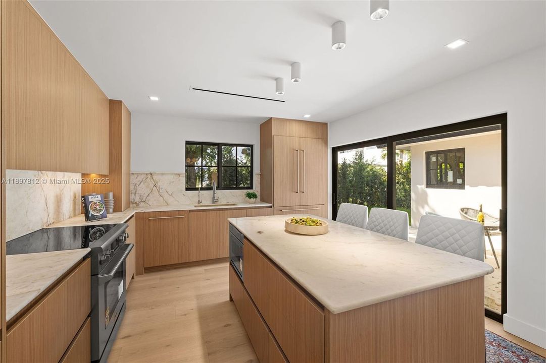 En Venta: $2,388,500 (4 camas, 3 baños, 2201 Pies cuadrados)