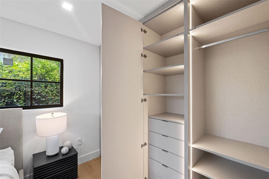 En Venta: $2,388,500 (4 camas, 3 baños, 2201 Pies cuadrados)