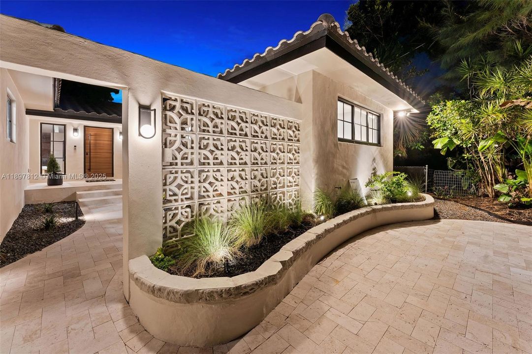 En Venta: $2,388,500 (4 camas, 3 baños, 2201 Pies cuadrados)