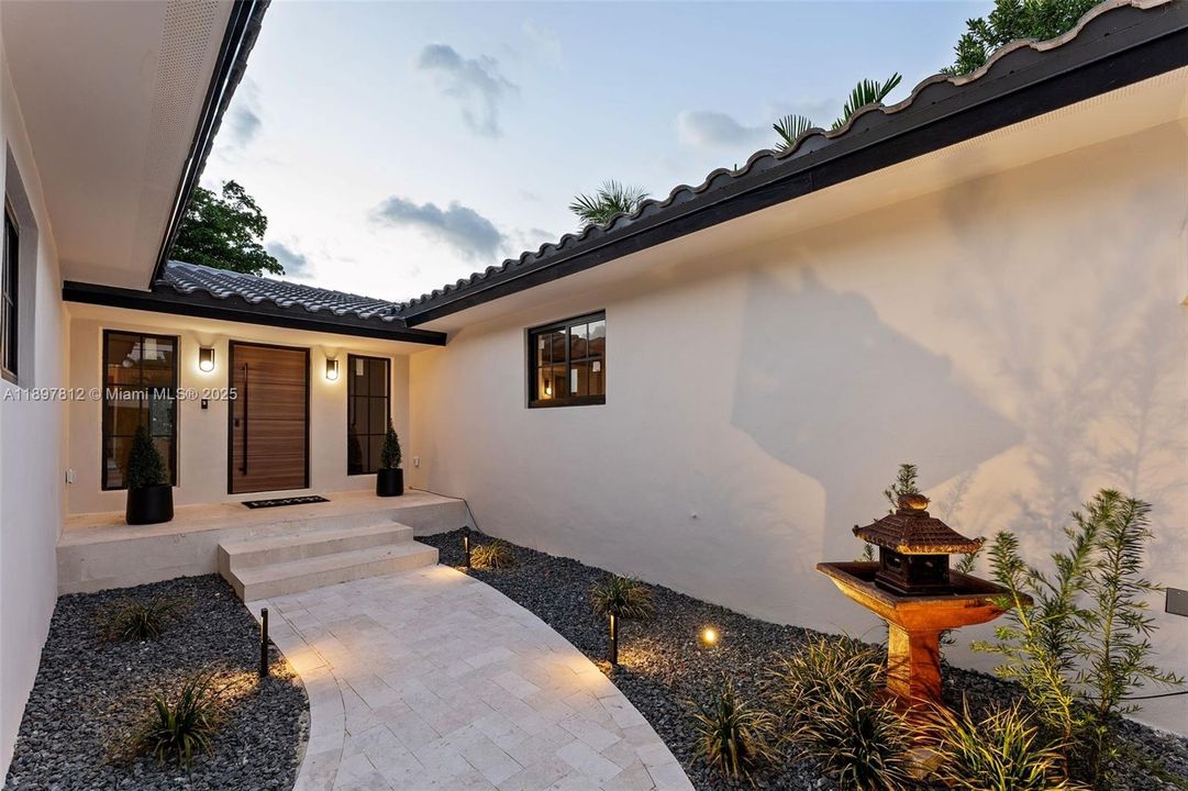 En Venta: $2,388,500 (4 camas, 3 baños, 2201 Pies cuadrados)